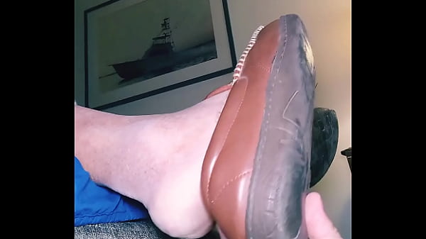 I FOUND SOME SMELLY SIZE 10 FEET IN GLENOLDEN PENNSYLVANIA