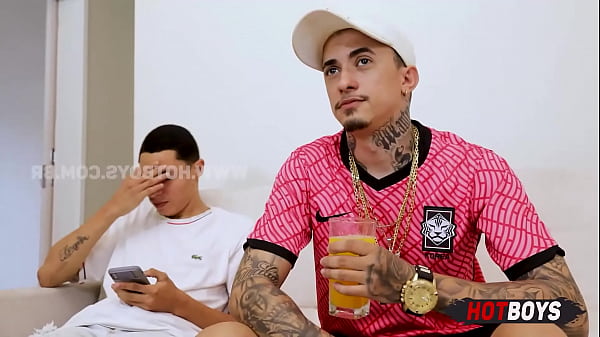 Maloqueiro mamando o pirocão do amigo novinho