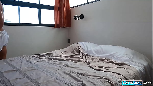 Straightish Latino James VIP blows Enrique Mudu so he can get his stuff back