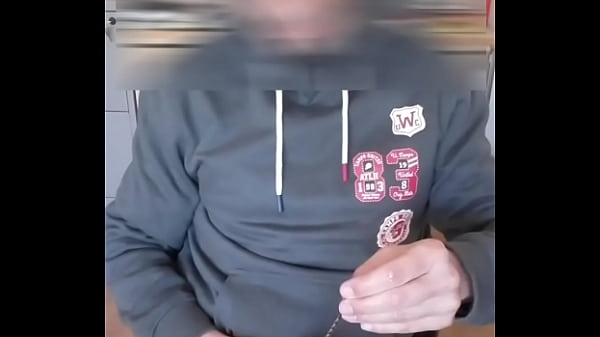 Je me branle et éjacule avec ma tige à urètre dans la bite,