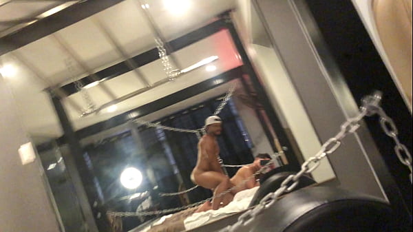 CUARTO SADOMASOQUISTA FETICHISTA CON AMIGO HETERO CURIOSO POR PINGA VENOSA PARTE 2