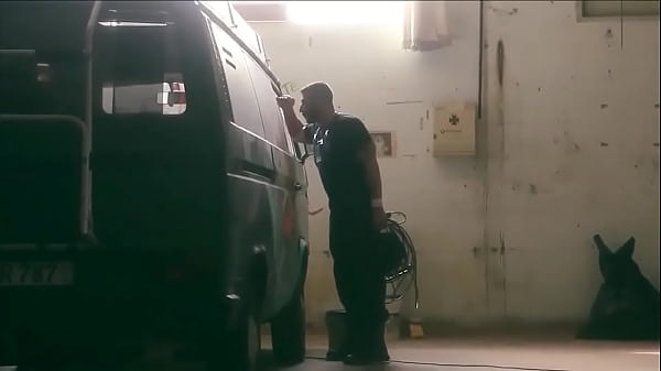 Dois putos servindo o Chefe Machão guloso