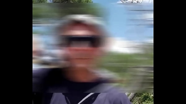 Je fais pipi assis sur un banc au bord d’un sentier