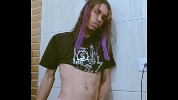 Menino novinho gayzinho pelado de calcinha rosa se masturbando
