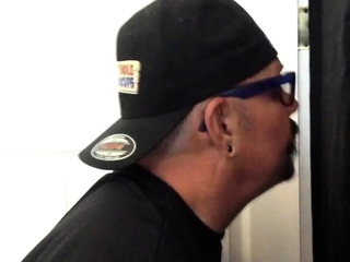 Tattooed gaydaddy sucks gloryhole dick