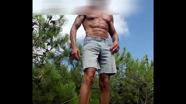 exhib de mon anus et branlette avec un doigt dans le cul, à poil en foret,