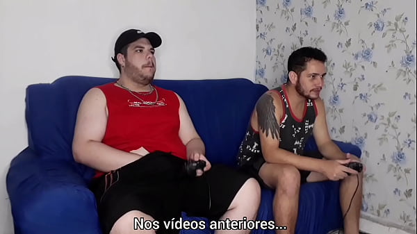 Apostando o Cu No Video Game e o Puto Saiu Daqui Vazando Leite – Parte 4 – Tava em casa cheio de tesão e meu amigo meu aqui jogar, mas meu pau não abaixava