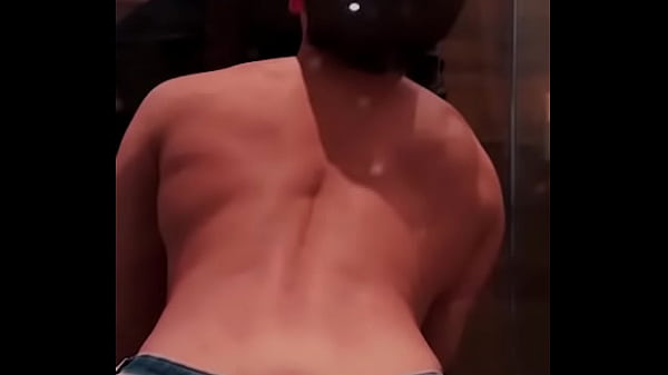 Compa de cuarto llega despechado del bar y se mete a ducharse aprovecho a entrar y que me folle