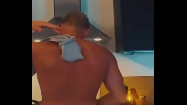 Compañero de piso me folla mientras estaba preparando el almuerzo de ambos