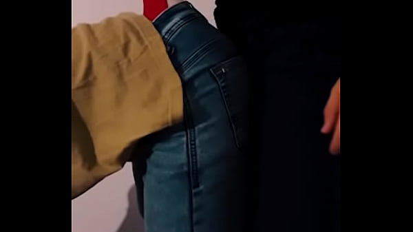 Convenzo Mi compa de cuarto atlético hetero a probar mi culo gay