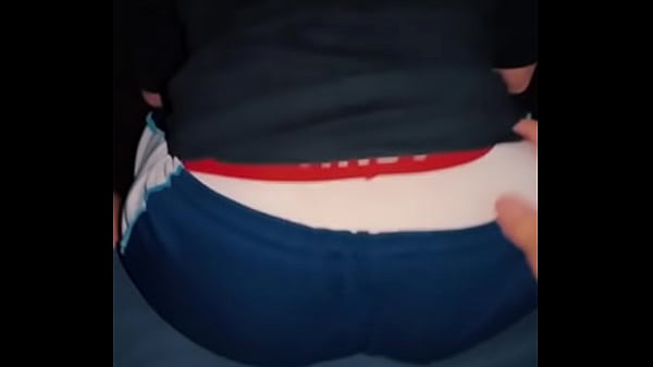 Después de unos tragos y ver series en Netflix mi compa de cuarto me folla por primera vez