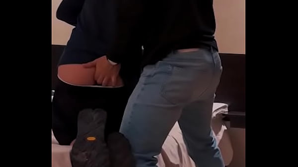 El repartidor de pizza cachondo me folla a pelo con gorra de repartidor delivery por propina extra