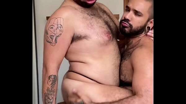 Fiz o urso usar calcinha e gemer igual fêmea