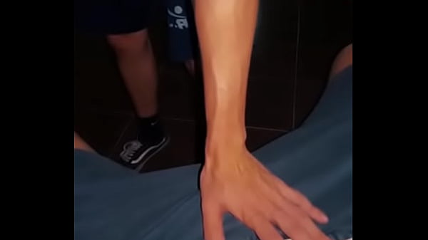 Me siento en la polla de mi cuñado después de unos tragos y hablar de putas en el bar