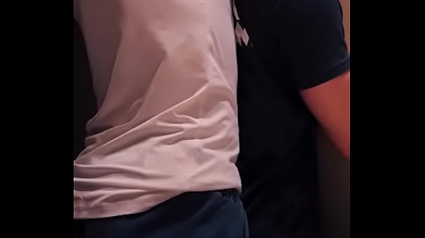 Mi compañero de cuarto latino pasado de tragos me folla mi culo gay or primera vez