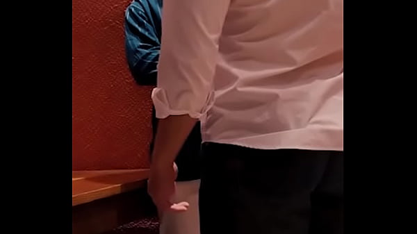 Se la mamo a compa hetero en el club nocturno luego me folla después de unos tragos