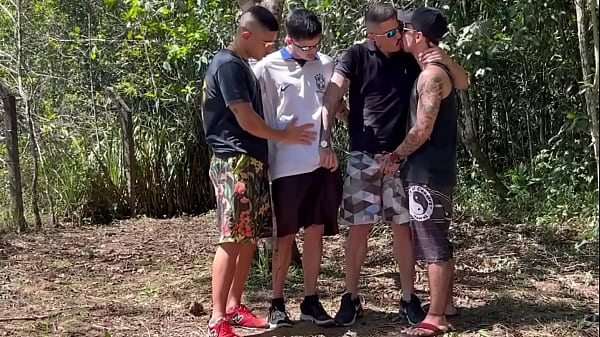 Suruba no mato com os amigos do futebol.