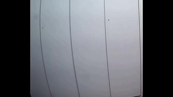 Viado de Salto Alto socando consolo no cu