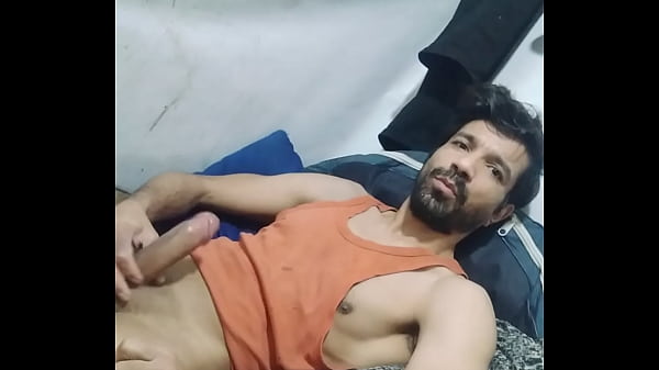I am Majid. I love the fleshy dicks of adult men with swollen veins full of water