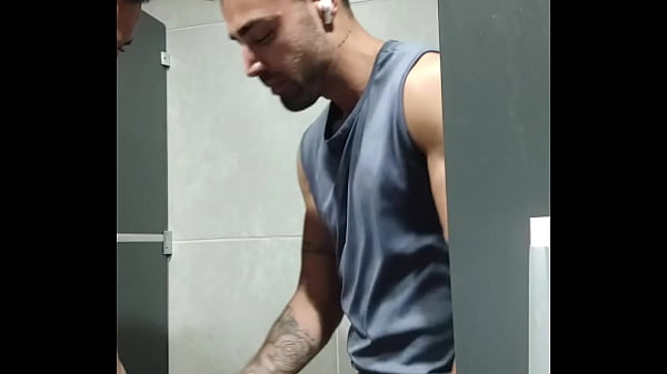 o cara ficou me olhando durante o treino, levei ele pro banheiro e coloquei para mamar