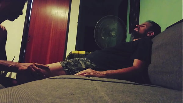 Dando al macho una atención especial, llegó cansado y lo relajo con una buena mamada en el sofá.