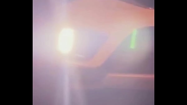 Despues de unos tragos le mamo la polla al vecino afuera de su casa y termina follandome a pelo y su esposa adentro de la casa