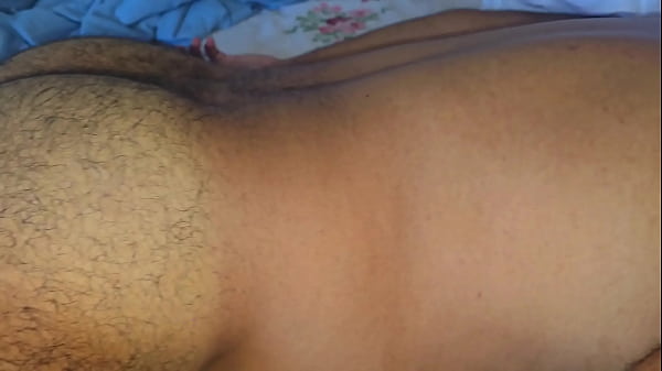 Despertando o macho pauzudo em sua cama com aquele tesão matinal.