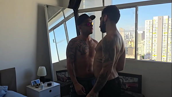 VIREI PUTINHA NA MÃO DO VIZINHO.