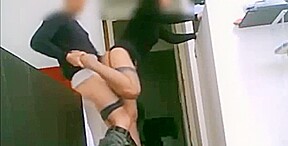 son amant la baise debout contre le frigo