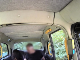 Teen gal fucks in taxi for free ride