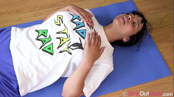 Hairy latina fingers herself