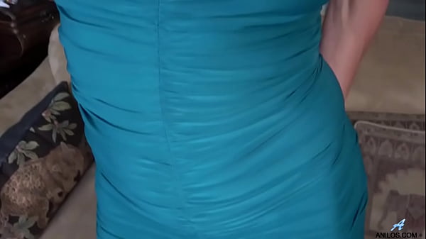 Mature milf Mimi masturbates with herself