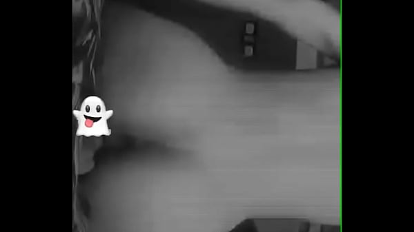 Putita mueve el culo