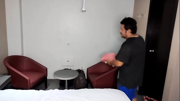 TOC TOC ¿La corredora de  seguros? Me corro dentro de ella y así pudo asegurar su puesto de trabajo, me da unos sentones que la contratare todo el año.