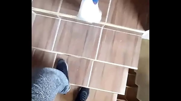 EMPLEADA MAÑOSA! Mete su mano para tocar mi pene y luego la follo sin condón