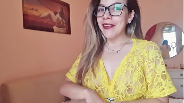 gostosa safada arruma o quarto sem calcinha